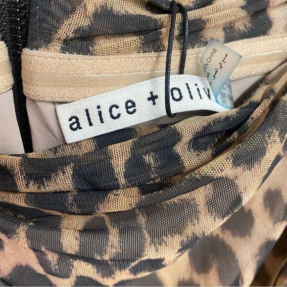 Alice + Olivia Bianca Twist Midi Dress Catwalk
Leopard Print mesh Revolve NWT 4 - Picture 10 of 12